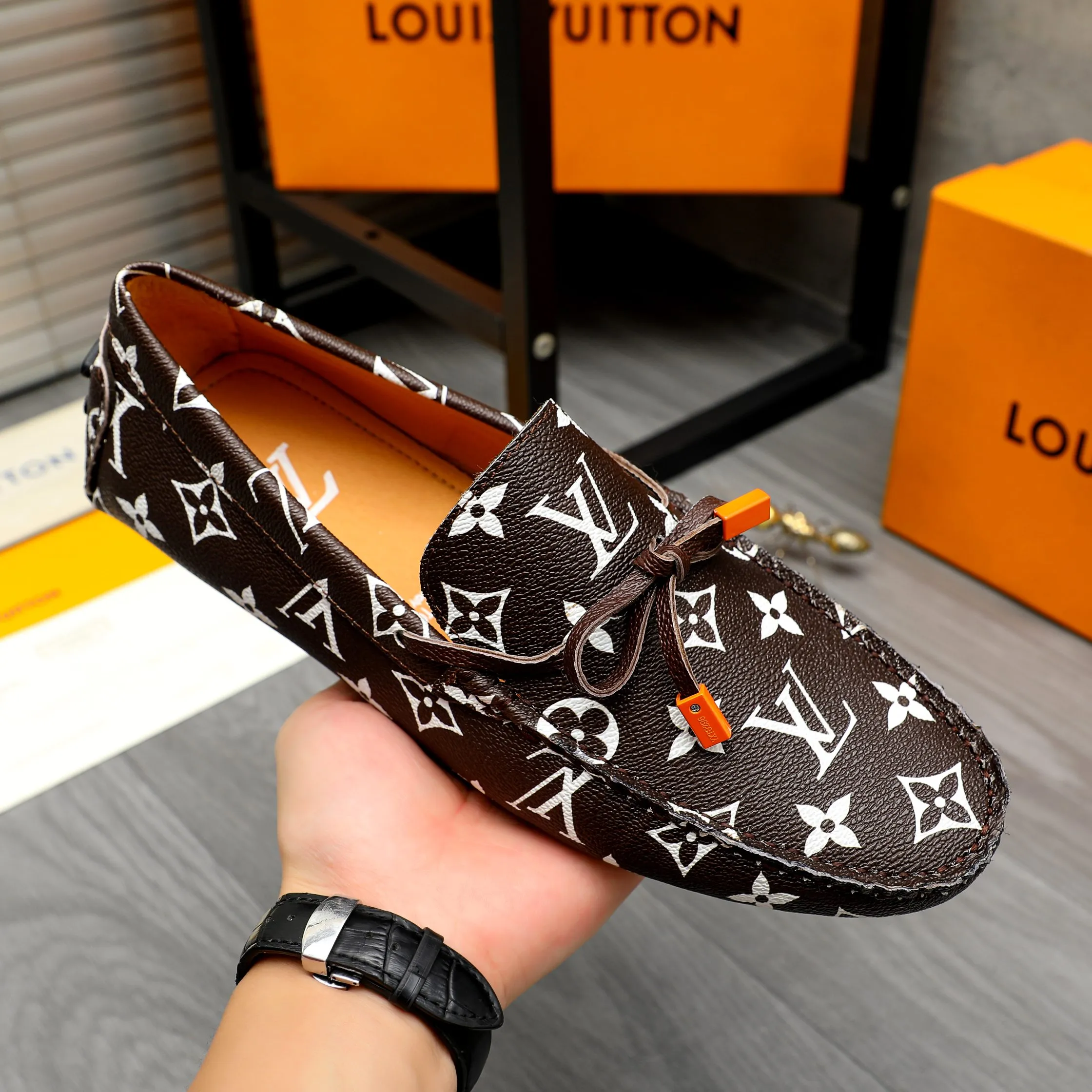 Men's shoes💰380 Product trademark: LV "Louis Vuitton" casual beanie shoes Regular size: 38-45 (45 is custom-made and non-returnable) Product materials: Selected printed cowhide upper, pigskin lining, rubber bean outsole